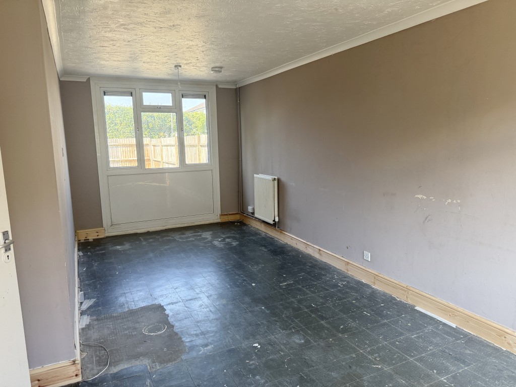 Lot: 15 - HOUSE IN NEED OF IMPROVEMENT - Dining Room in House in Need of Improvement